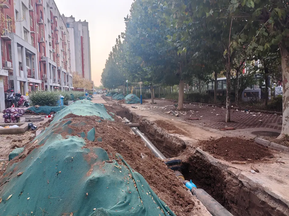 路面挖开,土堆一路排到楼底下