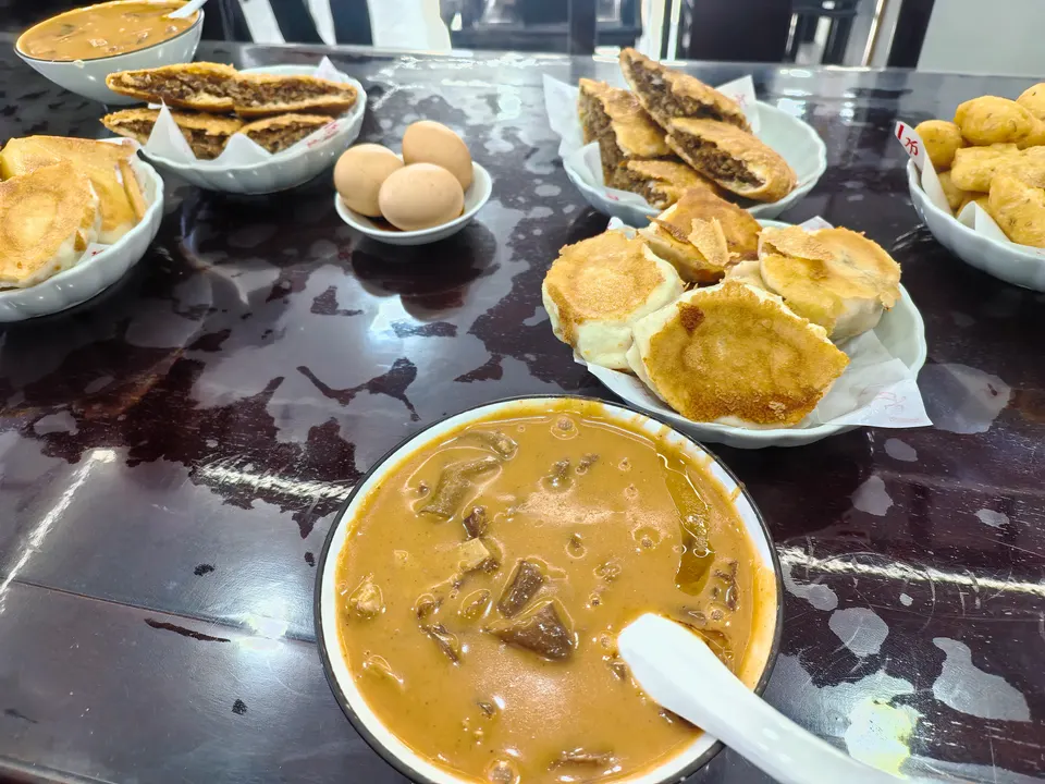 胡辣汤配水煎包、饼和茶蛋